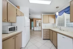 8420 Imperial Cir, Palmetto, FL 34221 - Photo 7