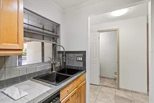 3202 Ramblewood Dr N, Sarasota, FL 34237 - Photo 7