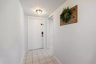 6939 W Country Club Dr N, Sarasota, FL 34243 - Photo 5