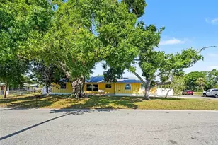 704 S Lockwood Ridge Rd, Sarasota, FL 34237 - Photo 3