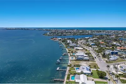 633 Key Royale Drive, Holmes Beach, FL 34217 - Photo 5