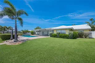 633 Key Royale Dr, Holmes Beach, FL 34217 - Photo 11