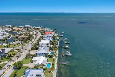 633 Key Royale Drive, Holmes Beach, FL 34217 - Photo 3