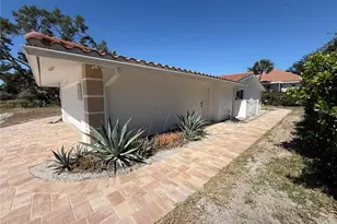 5569 Shadow Lawn Dr, Sarasota, FL 34242 - Photo 13