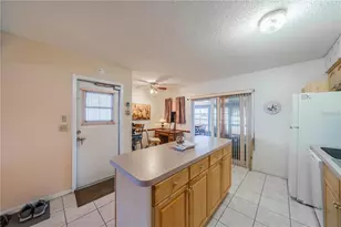 709 W Brockton Pl, Sun City Center, FL 33573 - Photo 9