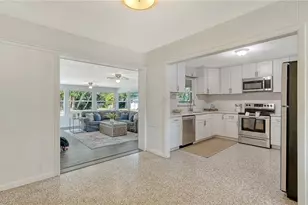 209 Briggs Ct, Sarasota, FL 34237 - Photo 9