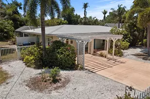7860 Holiday Dr, Sarasota, FL 34231 - Photo 3