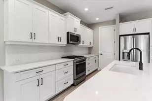 10214 Crystal Isles Cir, Sarasota, FL 34241 - Photo 11
