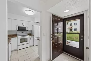 5735 Gardens Dr, Sarasota, FL 34243 - Photo 7
