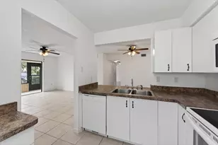 5735 Gardens Dr, Sarasota, FL 34243 - Photo 11