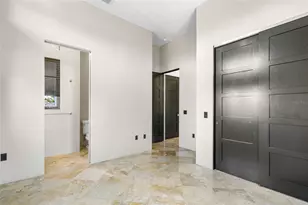 324 Siesta Dr, Sarasota, FL 34242 - Photo 37