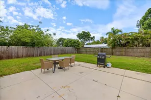 818 Plum Tree Ln, Sarasota, FL 34243 - Photo 33