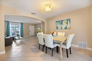 818 Plum Tree Ln, Sarasota, FL 34243 - Photo 9
