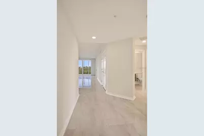 5430 Eagles Point Circle #202, Sarasota, FL 34231 - Photo 5