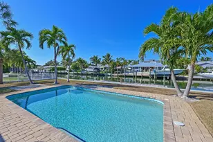 512 Key Royale Dr, Holmes Beach, FL 34217 - Photo 5