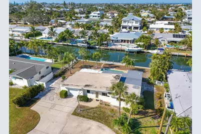 512 Key Royale Drive, Holmes Beach, FL 34217 - Photo 9