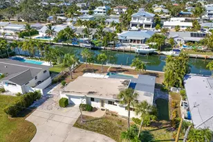512 Key Royale Dr, Holmes Beach, FL 34217 - Photo 9