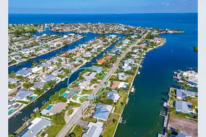 512 Key Royale Drive, Holmes Beach, FL 34217 - Photo 17