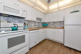 7461 W Country Club Dr N, Sarasota, FL 34243 - Photo 9