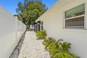 831 Winter Garden Dr, Sarasota, FL 34243 - Photo 49