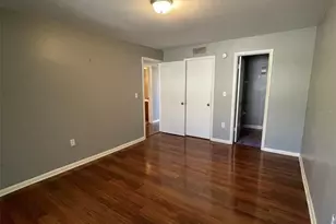 208 NE Monroe Cir N, Saint Petersburg, FL 33702 - Photo 11