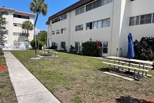 208 NE Monroe Cir N, Saint Petersburg, FL 33702 - Photo 17