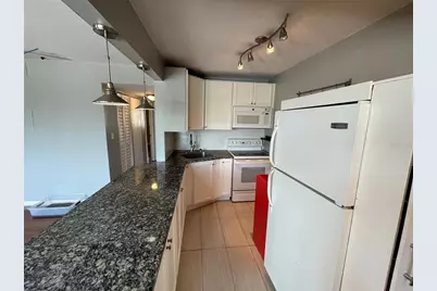 208 NE Monroe Circle N #307, Saint Petersburg, FL 33702 - Photo 5