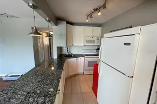 208 NE Monroe Cir N, Saint Petersburg, FL 33702 - Photo 5