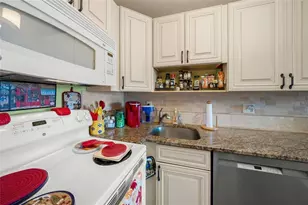 7193 W Country Club Dr N, Sarasota, FL 34243 - Photo 19
