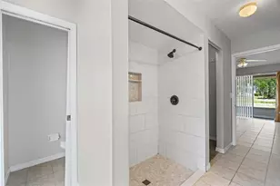 7807 38th Ct E, Sarasota, FL 34243 - Photo 17