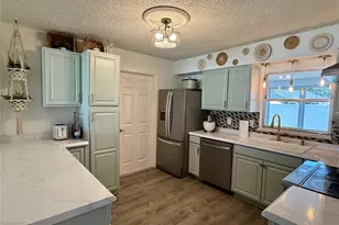 3607 Cambridge Dr W, Bradenton, FL 34205 - Photo 5