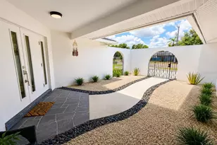 2806 Satsuma Dr, Sarasota, FL 34239 - Photo 5