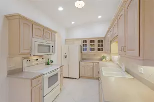 216 Vista Del Lago Way, Venice, FL 34292 - Photo 9