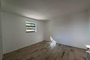 2027 Florinda St, Sarasota, FL 34231 - Photo 5