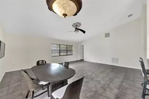 5015 Barrington Cir, Sarasota, FL 34234 - Photo 17