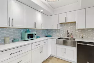 800 Benjamin Franklin Dr, Sarasota, FL 34236 - Photo 9