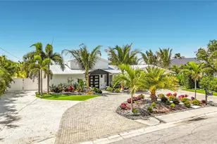 605 Key Royale Dr, Holmes Beach, FL 34217 - Photo 7