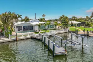 605 Key Royale Dr, Holmes Beach, FL 34217 - Photo 29