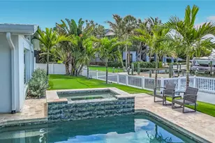 605 Key Royale Dr, Holmes Beach, FL 34217 - Photo 15