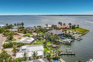 605 Key Royale Dr, Holmes Beach, FL 34217 - Photo 29
