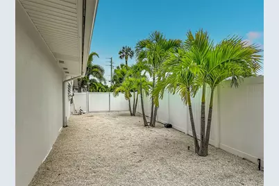 605 Key Royale Drive, Holmes Beach, FL 34217 - Photo 17