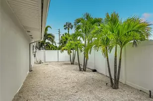 605 Key Royale Dr, Holmes Beach, FL 34217 - Photo 17