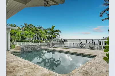 605 Key Royale Drive, Holmes Beach, FL 34217 - Photo 9