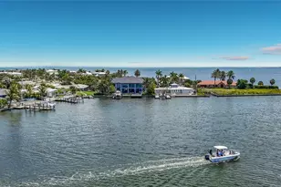 605 Key Royale Dr, Holmes Beach, FL 34217 - Photo 85