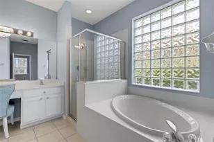 374 Londonderry Dr, Sarasota, FL 34240 - Photo 17