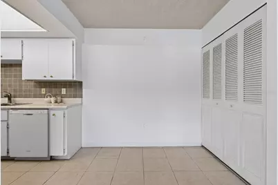 5800 Hollywood Boulevard #112, Sarasota, FL 34231 - Photo 11