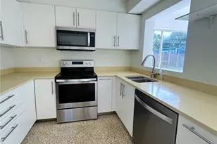 4722 Stevens Dr, Sarasota, FL 34234 - Photo 9