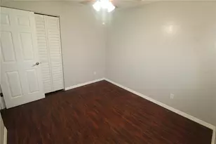 3001 Bee Ridge Rd, Sarasota, FL 34239 - Photo 9