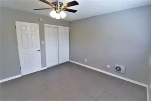 3001 Bee Ridge Rd, Sarasota, FL 34239 - Photo 5