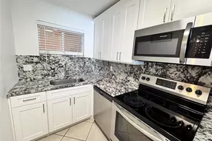 2763 Woodgate Ln, Sarasota, FL 34231 - Photo 7